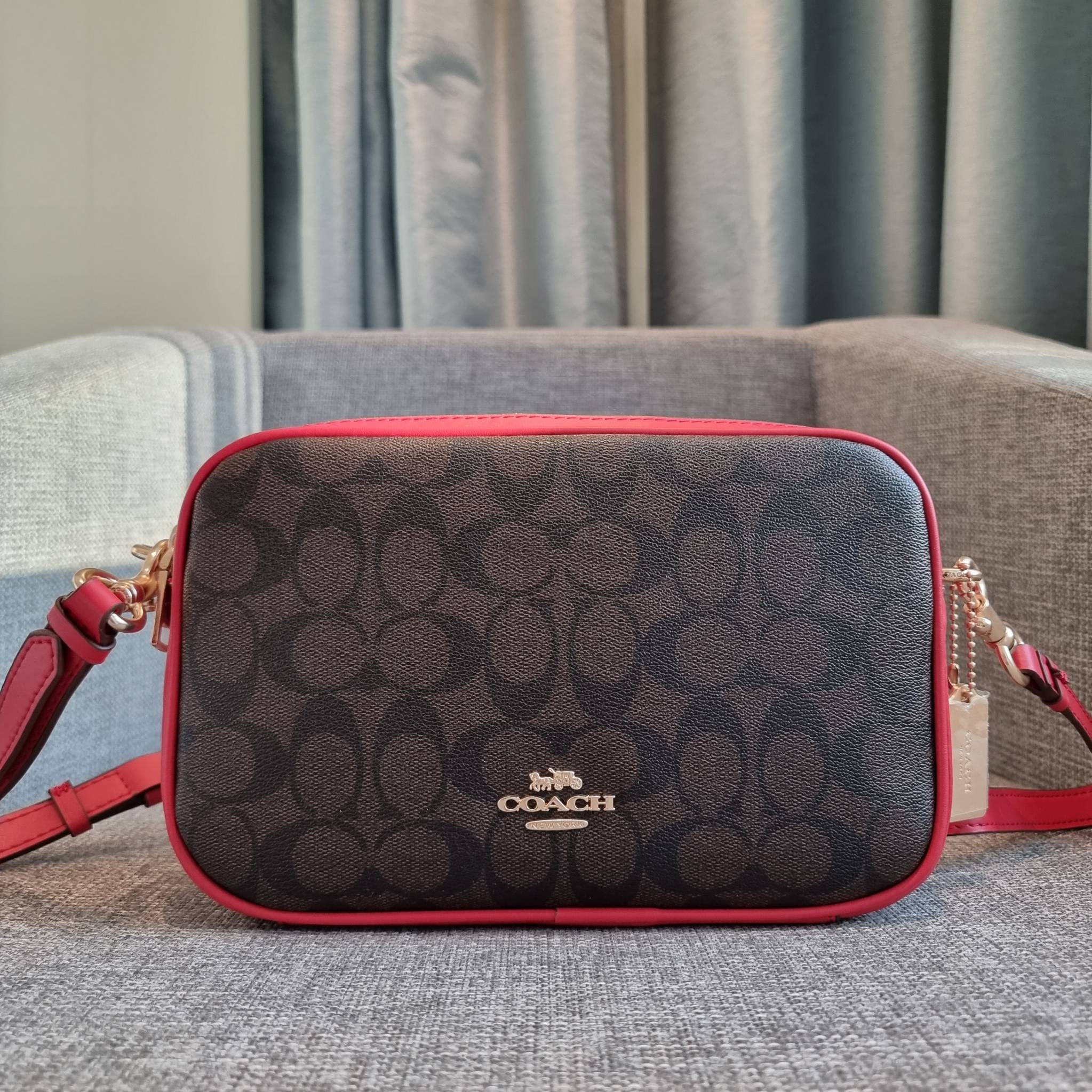 OUTLET 】COACH F68168 JES CROSSBODY IN SIGNATURE CANVAS รุ่นยอดฮิต!! กระเป๋าสะพายข้าง รุ่น 2 ซิป ใบใหญ่จุใจ สีคลาสสิคขายดี!! วัสดุหนังแคนวาสเคลือบลาย เปิด-ปิดด้วยซิป 2 ช่องหลัก ใช้งานง่าย ทรงสวยมากๆรุ่นนี้ มาพร้อมสายสะพาย crossbody ปรับได้ตามตัว ภายในใส่ขอ