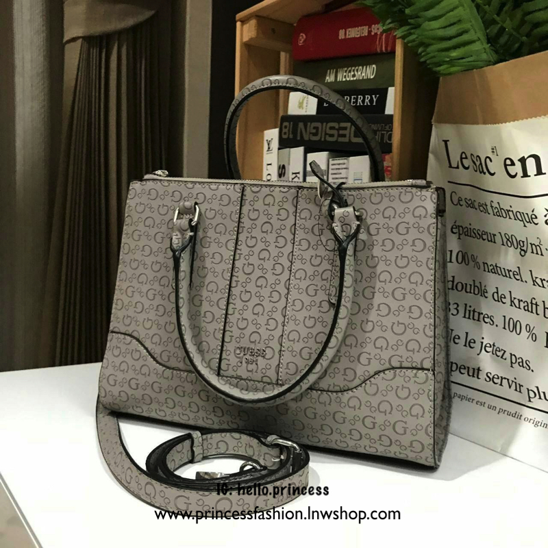 GUESS WOMAN SINGNATURE HANDBAG 2019 กระเป๋าสะพายรุ่นใหม่ล่าสุดจาก GUESS FACTORY หนังสวยอยู่ทรงปั้มลาย Singnature รอบใบ ด้านหน้าประดับโลโก้แบรนด์ ภายในมีโลโก้ ซับในลายแบรนด์ มีช่องแบ่งหลายช่องทั้งช่องซิปและช่องเล็ก ใส่ของแยกเป็นสัดส่วนสะดวกใช้ ขนาดกำลังดีส