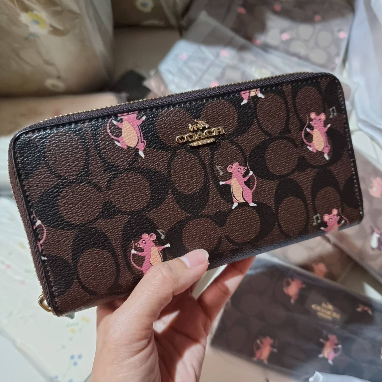 ของแท้ 💯% 】COACH C0033 ACCORDION ZIP WALLET PRINT น่ารักได้ไม่ต้องรอเช่นเคยอีกหนึ่ง!! กระเป๋าสตางค์ใบยาว น่ารักน่าใช้