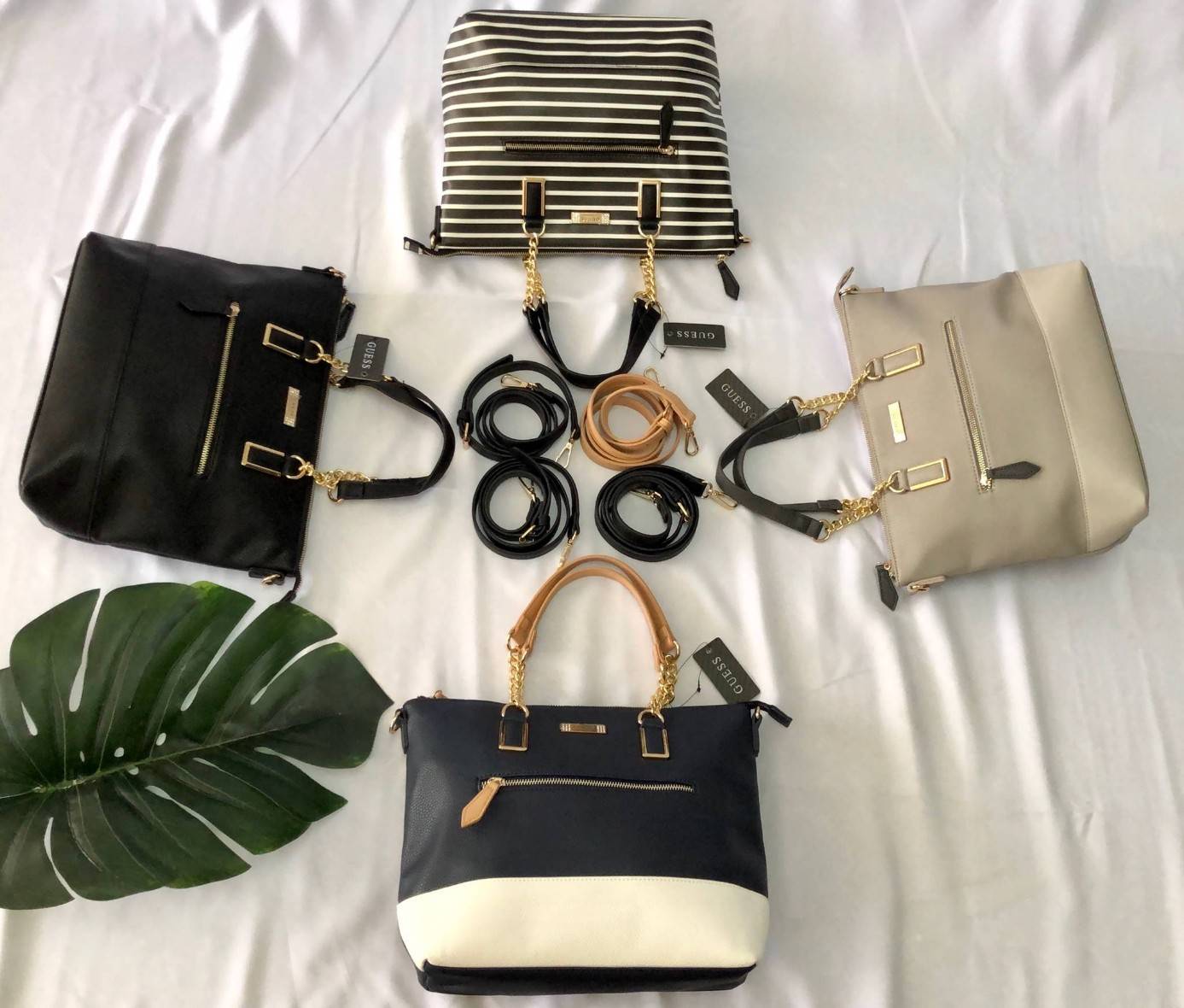 GUESS PU HANDBAG//SHOULDERBAG สินค้าเข้าใหม่!! กระเป๋าถือ/คล้องแขนหรือสะพายข้าง วัสดุหนังนิ่ม น้ำหนักเบา น่าใช้ ด้านหน้าติดอะไหล่โลโก้แบรนด์ประดับเม็ดคริสตัลหรู เปิดปิดกระเป๋าแบบซิป ภายในโล่ง ใส่ของจุ มีช่องซิปและช่องเล็กใส่ของจุกจิก หูหิ้วแบบโซ่ต่อหนังสว