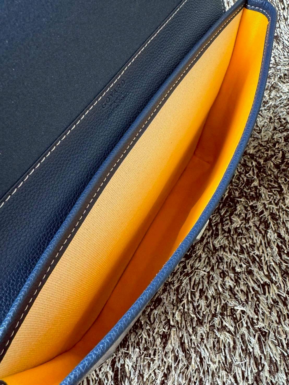 ORI หนังแท้ | Goyard Coursier Messenger bag กระเป๋าทรงแมสเซ็นเจอร์ดีไซน์ใหม่เพรียวบาง น้ําหนักเบากะทัดรัด ภายในมีช่องหลักขนาดใหญ่และกระเป๋า มีช่องด้านหลังสําหรับจัดเก็บสิ่งจําเป็นในชีวิตประจําวัน