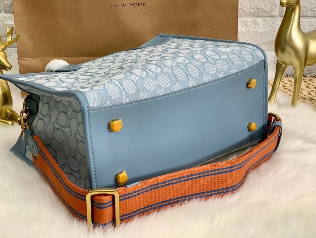 สวยๆ เคลียสต๊อค มีไม่มากจร้าา! COACH TOTE FIELD JACQUARD BAG ((C3282)) กระเป๋าหิ้ว//สะพายข้าง JacquardลายC+หนังแท้ สวยงามลงตัวมากๆค่ะ ปากกระเป๋าเปิดปิดแบบกระดุมแม่เหล็ก ภายในกว้าง สาวๆทีาสัมภาระเยอะบอกเลยเหมาะมากค่ะ