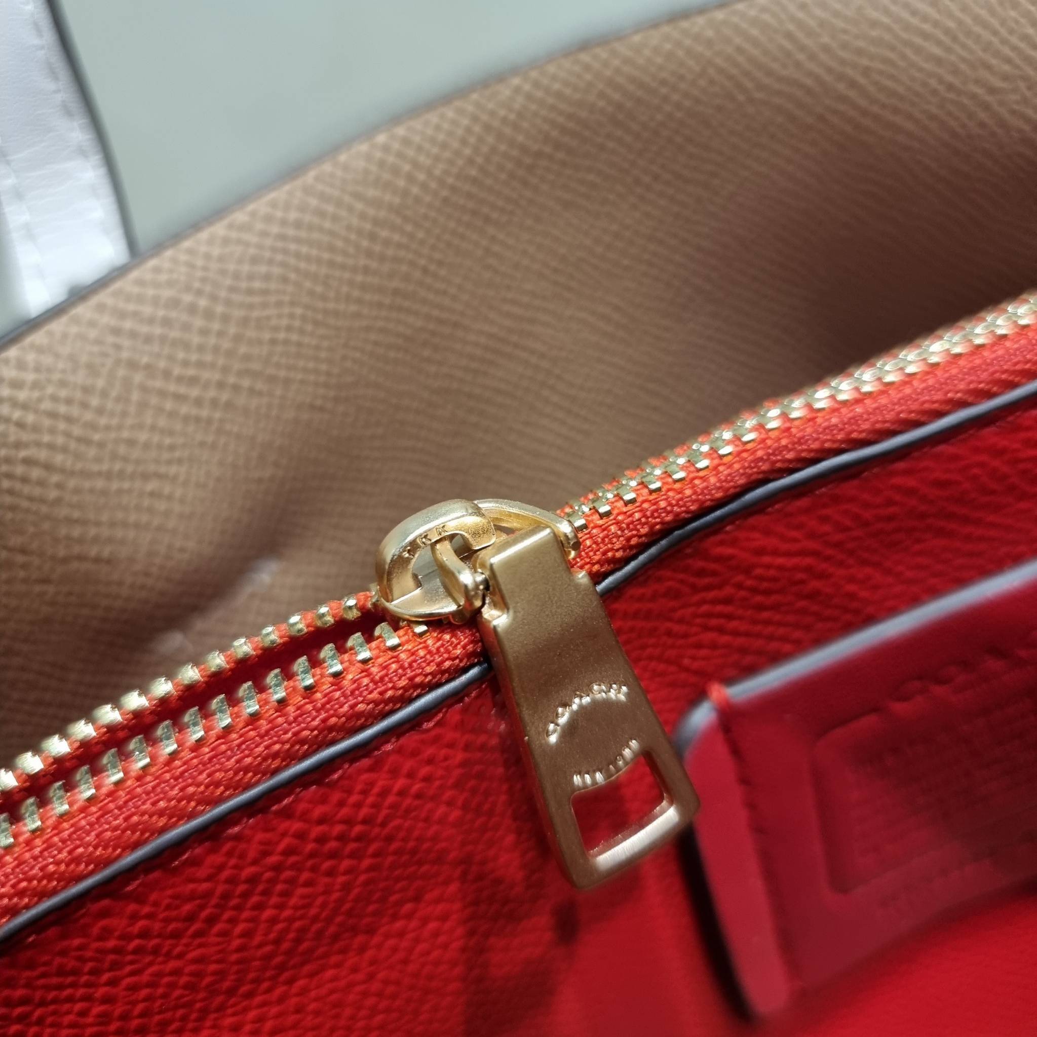 COACH C8217 MOLLIE TOTE 25 WITH DREAMY LAND FLORAL PRINT คอลใหม่ล่าสุด ยังไม่เข้า shop ไทย สวยๆแบบไม่ต้องรอพรีฯให้ยาวนาน กับกระเป๋าโท้ทไซส์เล็กที่สาวๆต่างก็ต้องปักใจรัก สวยสมใจ ดีไซน์ลวดลายดอกไม้ คละเคล้าเต็มใบ ละมุน สดใส น่าใช้สุดๆ วัสดุหนังแคนวาส ภายในโ