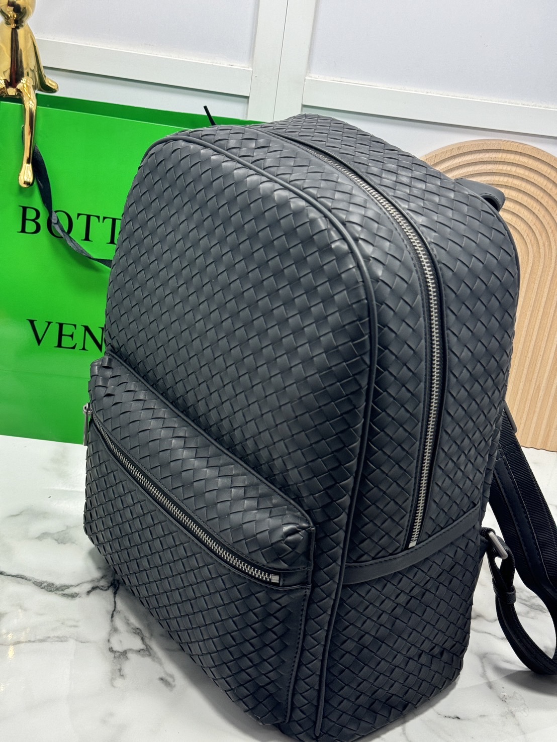 31cm Bottega Shadow Signature Backpack / Bottega Backpack กระเป๋าเป้ กระเป๋าสะพายหลัง โดดเด่นด้วยงานสานตารางสวยคลาสสิคเรียบหรูเป็นเอกลักษณ์ ดีไซน์เรียบง่าย แต่ดูแพง กิมมิคที่ใครๆก็อยากเป็นเจ้าของ