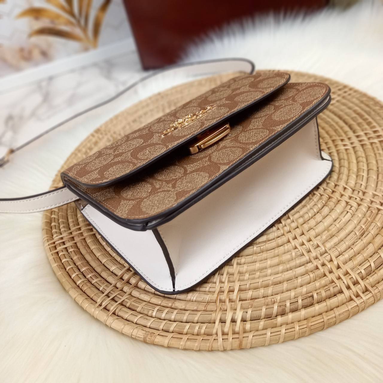 COACH MINI BRYNN CROSSBODY IN SIGNATURE CANVAS (COACH C5592)🍁สวยหรูหรา น่ารัก ด้วยลุคคุณหนู เกินเบอร์มาก!!//กระเป๋าถือ กระเป๋าสะพาย ลุคเก๋ ไซร์มินิ จะถือเป็นครัชแบบเลิศๆ หรือสะพายเป็นครอสบอดี้สุดชิลๆก็รอด// วัสดุหนังแคนวาสคุณภาพ ตกแต่งดีเทลหรูด้วย