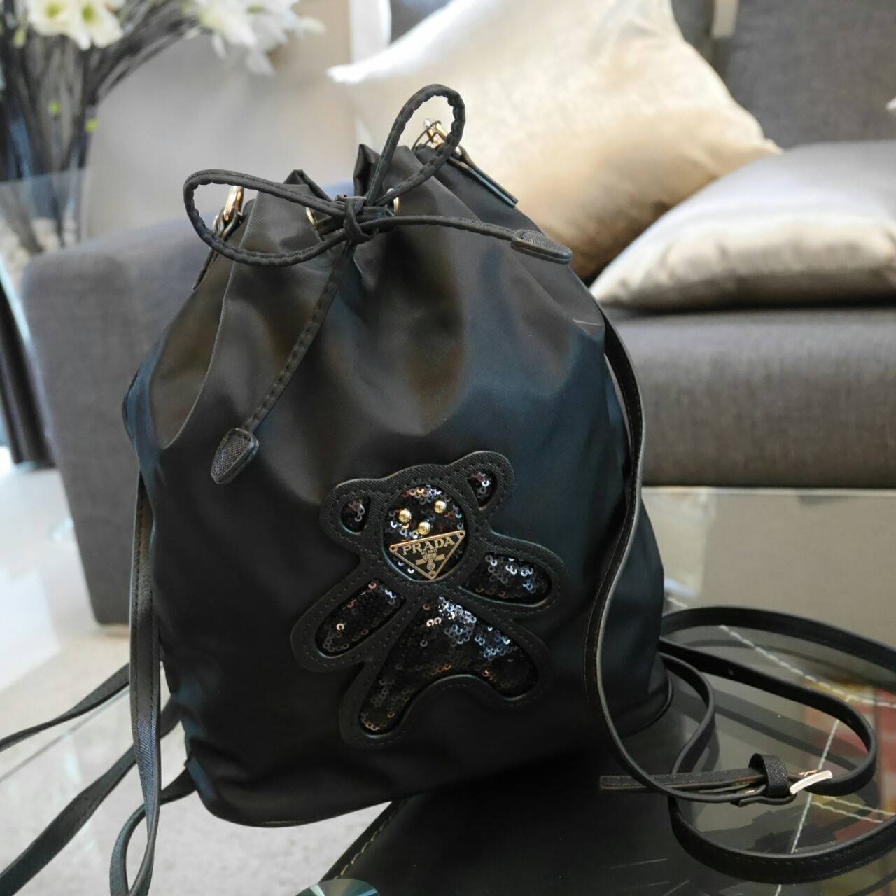 Restock♡♡ กับรุ่นขายดี Prada 2 way nylon bucket พร้อมเสิร์ฟความน่ารักคะ งานพรีเมี่ยมกิ้ฟ จากเคาเตอร์ต่างประเทศคะ จากแบรนด์ PRADA พร้อมส่งค่า กับ ทรงจีบแบบเป้คะ มาพร้อมสายสะพายหลัง หรือ จะสะพายไหล่ก้เก๋ไปอีกแบบ จุของได้เยอะ ตัวกระเป๋าเป็นผ้า