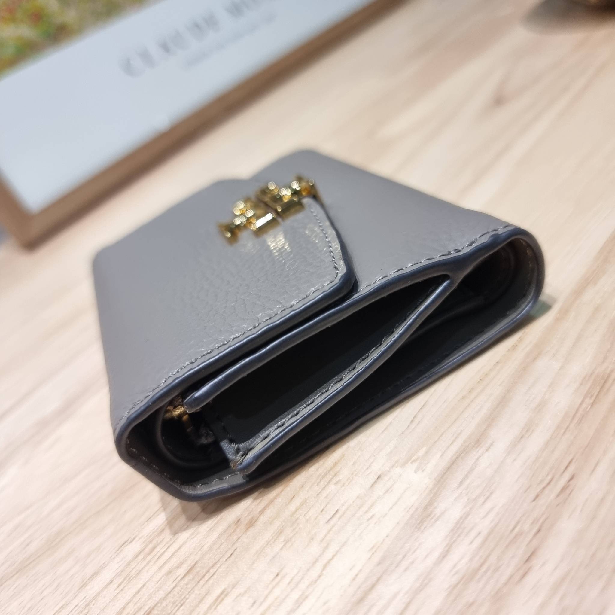 TORY BURCH KIRA MIXED MATERIALS MEDIUM FLAP WALLET กระเป๋าสตางค์ใบกลาง รุ่นยอดนิยม ดูหรูหรา ดูแพง ดีไซน์คลาสสิค ขนาดกำลังพอเหมาะ