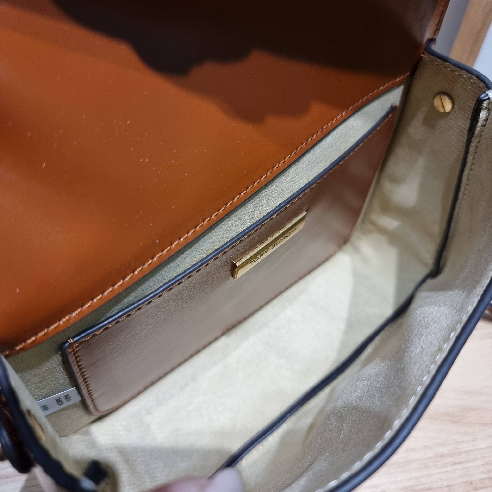 TORY BURCH ROBINSON SPAZZOLATO CONVERTIBLE SHOULDER BAG คอลเลคชั่นใหม่ สวยก่อนใคร ในราคาสุดคุ้ม! กับกระเป๋าสะพายไหล่ ดีไซน์สุดหรู หนังแก้วเงาสวยคม สีผู้ดี รูปทรงใช้งานได้ทุกลุค