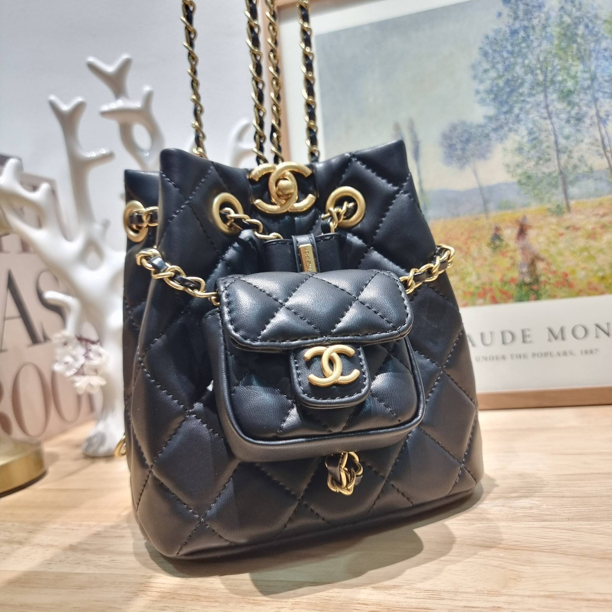 Chanel small backpack กระเป๋าสะพายหลังใบเล็ก โลหะสีทอง ดีไซน์ 2023 น้องน่ารักตะโกนม้าก!! กับกระเป๋าทรงเป้ ขนาดน่ารักน่าใช้ ดีเทลดีงาม มีใบลูกติดในตัวกระเป๋า สะดวกใช้สุดๆ