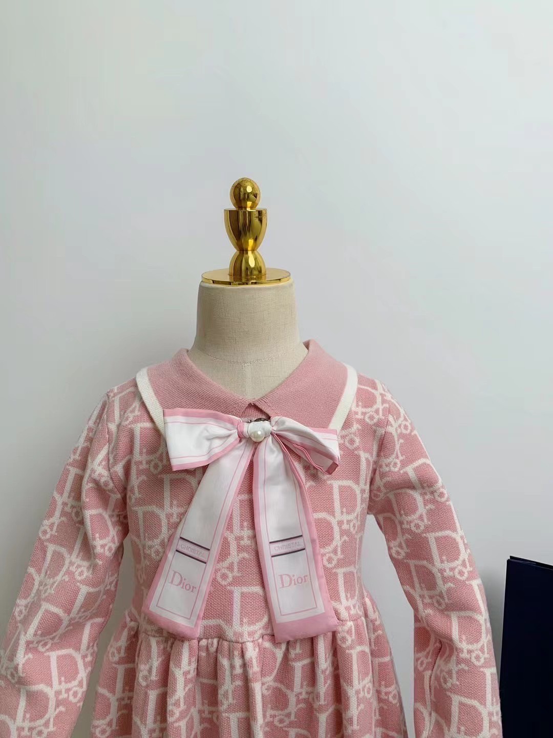 สลับแท้ เกรดเทพ Size 90-150 เสื้อผ้าเด็กแบรนด์เนม DIOR Knit Dress Kids เดรสหวานชมพูคีพลุคลูกคุณ งาน 1:1 เนื้อผ้าการันตีความพรีเมียมอย่างดี งานนำเข้าจากโรงงานเทียบแบรนด์