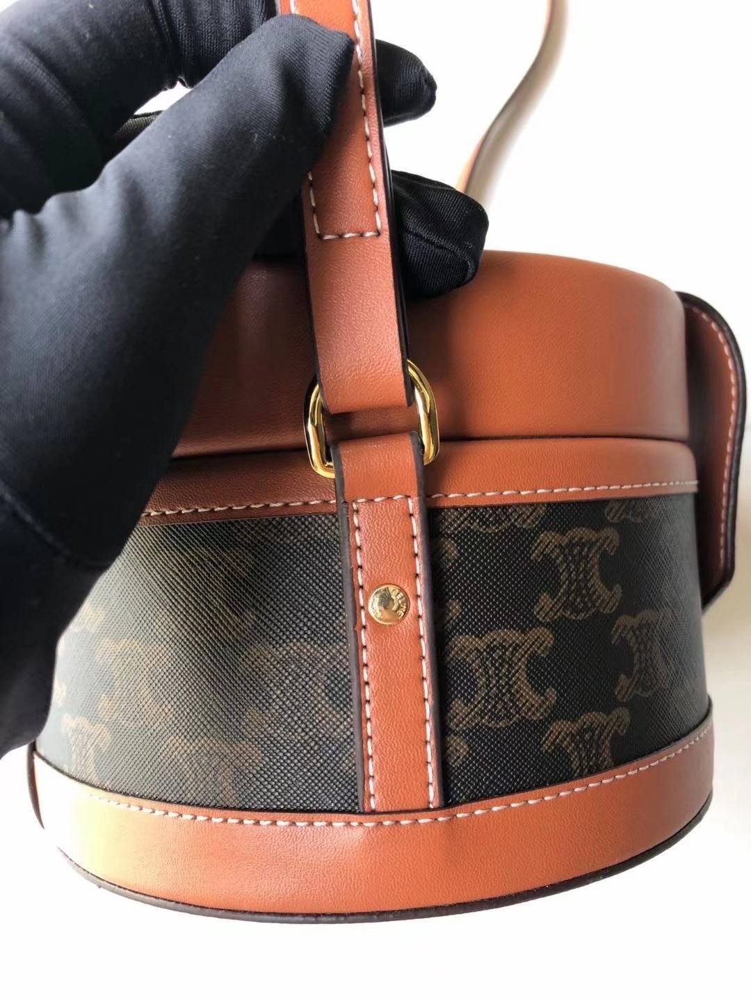 CELINE MEDIUM TAMBOUR IN SMOOTH CALFSKIN BAG กระเป๋าทรงกลมสวยหรูอยู่ทรงเปิดปิดด้วยฝาปิดกระดุมโลโก้แบรนด์ ภายในโล่ง