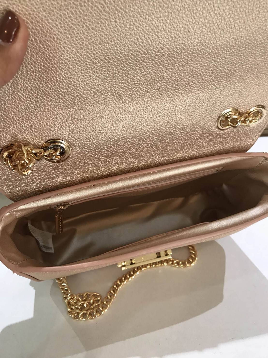 CHARLES & KEITH PUSH-LOCK CHAIN BAG กระเป๋าสะพายใบสวย เปิดปิดด้วยตัวล็อกที่ด้านหน้า ด้านในมีช่องซิป ช่องซิปเล็ก สามารถใส่ iPhone7+ ได้ ด้านหลังมีช่องเล็กใส่ของได้ รุ่นนี้จะสะพายแบบสายคู่ หรือ สายเดี่ยวก็ได้นะคะ มีมาให้เลือกสีสวยๆทั้งนั้นเลยค่ะ