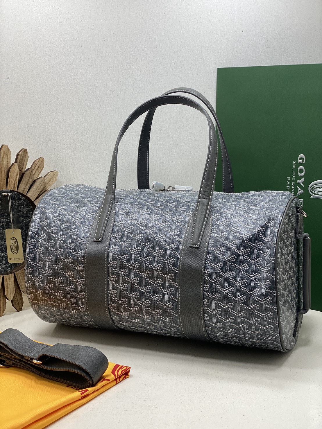 ORI หนังแท้ | Goyard Barrel 40 Sports Bag กระเป๋าสะพายทรง Keepall ใบใหญ่ ดีไซน์สปอร์ต ภายในโล่งกว้าง จุของได้เยอะ มีหูจับด้านบน เพิ่มฟังชั่นหูหิ้วด้านข้าง สะดวกใช้งาน