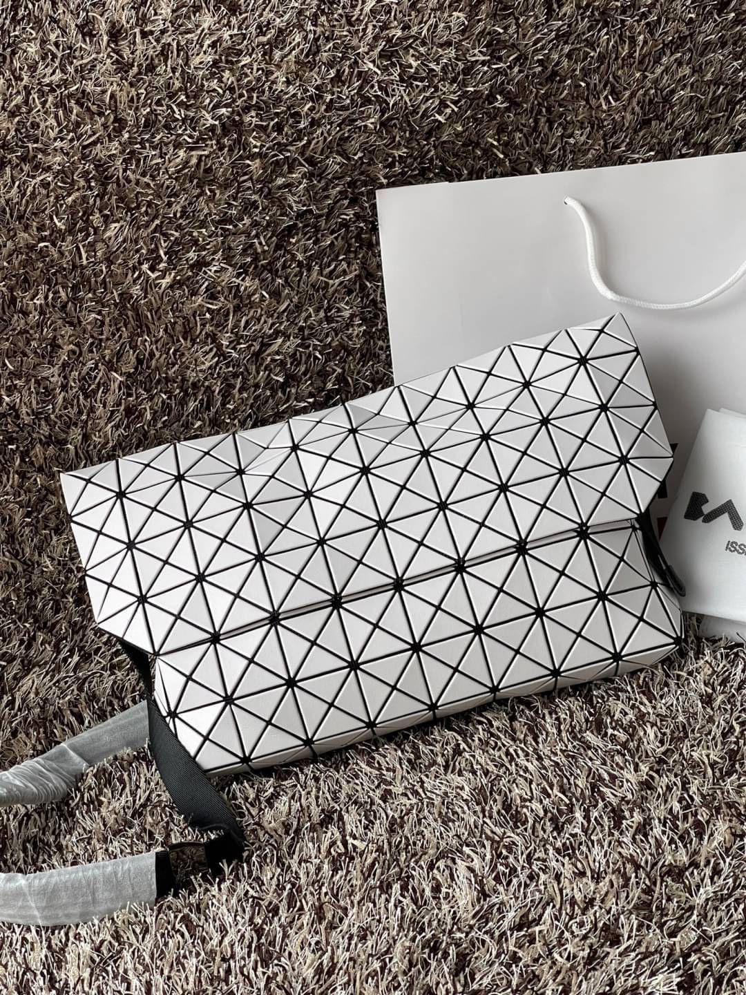 Baobao Issey Miyake Prism Sac ชาวมินิมอลทั้งชายและหญิงต้องถูกใจรุ่นนี้ เพราะ Prism Sac เป็นกระเป๋าแบบ unisex ที่มาพร้อมกับความเรียบง่ายของวัสดุเนื้อแมตต์ แต่ให้ลุคสไตล์เท่แบบคูลๆ โดดเด่นด้วยดีไซน์ที่ออกแบบมาให้ใช้งานที่ง่าย ตอบโจทย์ทุกสถานการณ์ฝาพับแบบเปิ