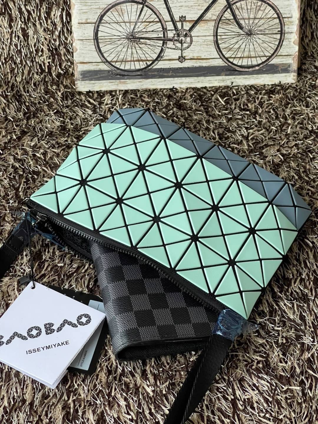 Baobao Issey Miyake Prism Kangaroo crossbody bag กระเป๋าสะพาย Crossbody รูปทรงสี่เหลี่ยมผืนผ้า ไซส์กำลังพอดี เห็นแบบนี้บอกเลยว่าใส่ของสำคัญได้แบบครบถ้วน ไม่ว่าจะเป็นโทรศัพท์ กระเป๋าตังค์ หรือพาวเวอร์แบงค์ จัดเป็นอีกหนึ่งรุ่นที่น่ารัก สายสะพายปรับได้ตามควา