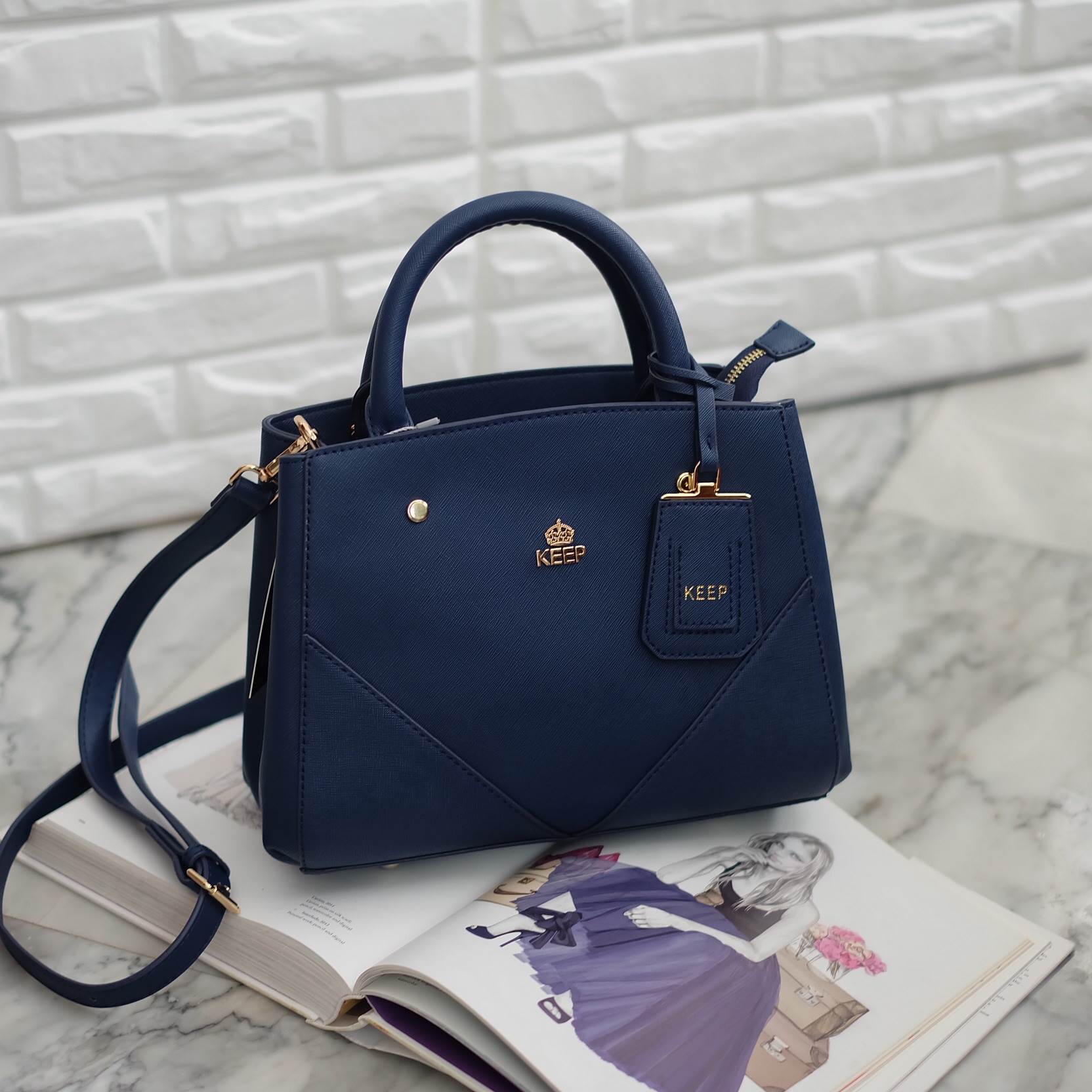 New arrival 👍 จากแบรนด์ KEEP ทรง รุ่น Elegance จุดเด่นที่ >หนังคุณภาพ ลายหนัง saffiano > ถือสะพายเข้าง่ายกับทุกชุด >ทรงสวยมากคะ ขนากกระเป๋ากำลังดีคะ ใส่ กปต ยาว มือถือได้ทุกรุ่น > มีช่องย่อยแบ่งเก็บของด้านใน ถึง 3 ช่องใหญ่ เป็นสัดส่วน 