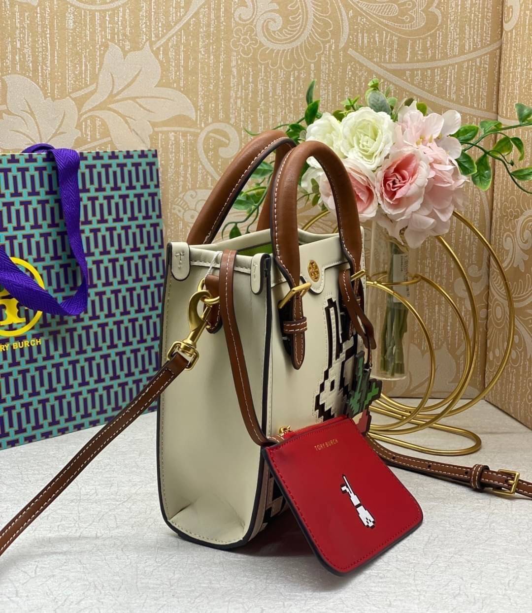 TORY BURCH PIXELATED RABBIT MINI BAG TOTE 🐇 อดใจยังไงไหว น่ารักขนาดนี้ 🥕🥕 กระเป๋าทรงโท้ท ด้านหน้าเป็นรูปกระต่ายอันเป็นสัญลักษณ์ของปีนี้ น่ารักมากๆค่ะ 🥕พร้อมพวงหนังแครอทมาให้อีกหนึ่งพวง