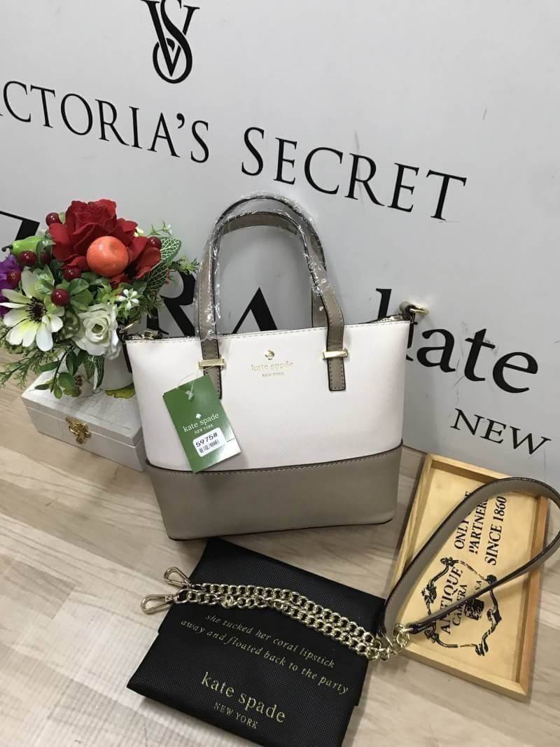 Kate Spade New York Cedar steet Harmony Body Bag กระเป๋าถือหรือสะพาย หนัง Saffiano ความยาวสายโซ่ต่อหนัง100cm. ถอดออกได้ ความสูงของหูจับ14cm ภายในมีช่องซิปและช่องเล็ก มีหมุดรองฐานกันรอย 4 มุม อะไหล่ทองทั้งใบ ขนาดกำลังดี ใส่ของจุกจิก มินิไอแพคได้ค่ะ