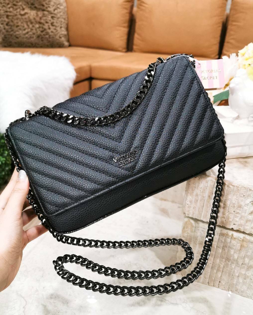 VICTORIA'S SECRET Quilted Chain Crossbody Sling Bag กระเป๋าสะพายรุ่นใหม่ล่าสุดจาก Victoria's Secret วัสดุหนังแกะสังเคราะห์ชึ้นลายริ้วหนังสวยอยู่ทรงไม่ย้วยดีไซน์สุดหรูคุณหนูไฮโซ เปิดปิดด้วยฝาปิดกระดุมแม่เหล็ก ภายในมีโลโก้และช่องใส่ของ ใส่กระเป๋าส