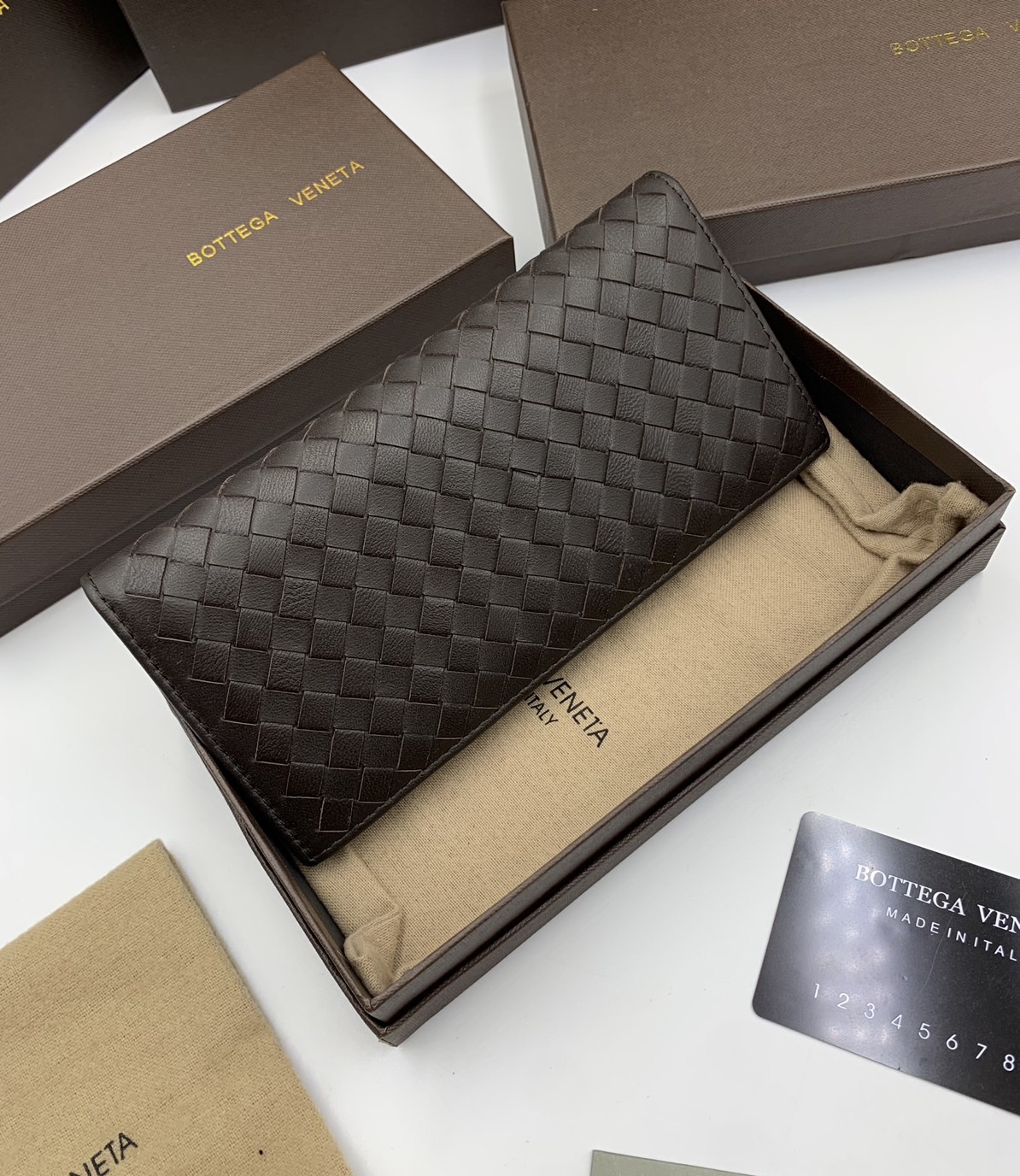 หนังแท้ BOTTEGA VENETA LONG WALLET / BV LONG WALLET / BV Wallet พร้อมส่งที่ไทย กระเป๋าสตางค์ใบยาว 2 พับ รุ่นตามหา มาเท่าไหร่ไม่เคยพอเลยค่า เป็นรุ่นคลาสสิกที่หยิบมาใช้งานได้บ่อยที่สุด งานหนังลูกวัวแท้ทั้งใบ ใช้ทนทานได้นาน ใช้ทนทานได้นานภาพสินค้าถ่ายจากงานข