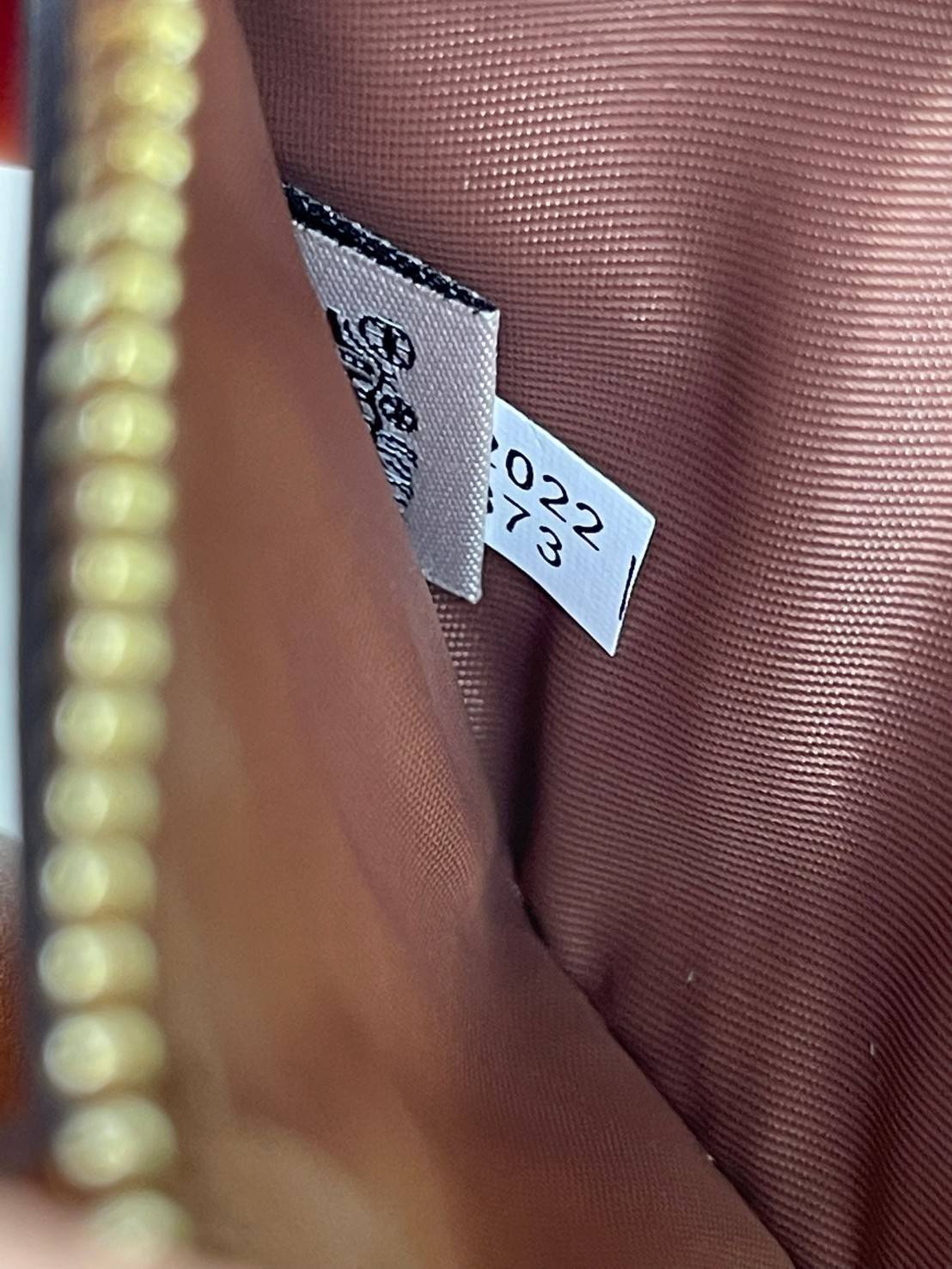 COACH TECH WALLET IN SIGNATURE CANVAS อีกหนึ่ง collection ของกระเป๋าสตางค์ที่ดีไซน์ทันสมัยให้ใช้งานได้แบบครบครัน เป็นกระเป๋าสตางค์ ที่มีช่องสำหรับใส่โทรศัพท์มือถือ ธนบัตร เหรียญ และบัตรต่าง ๆ ใช้งานแบบ2ด้าน เพิ่มความสะดวกสบายด้วยสายคล้องมือ ช่วยให้พกไปไหน