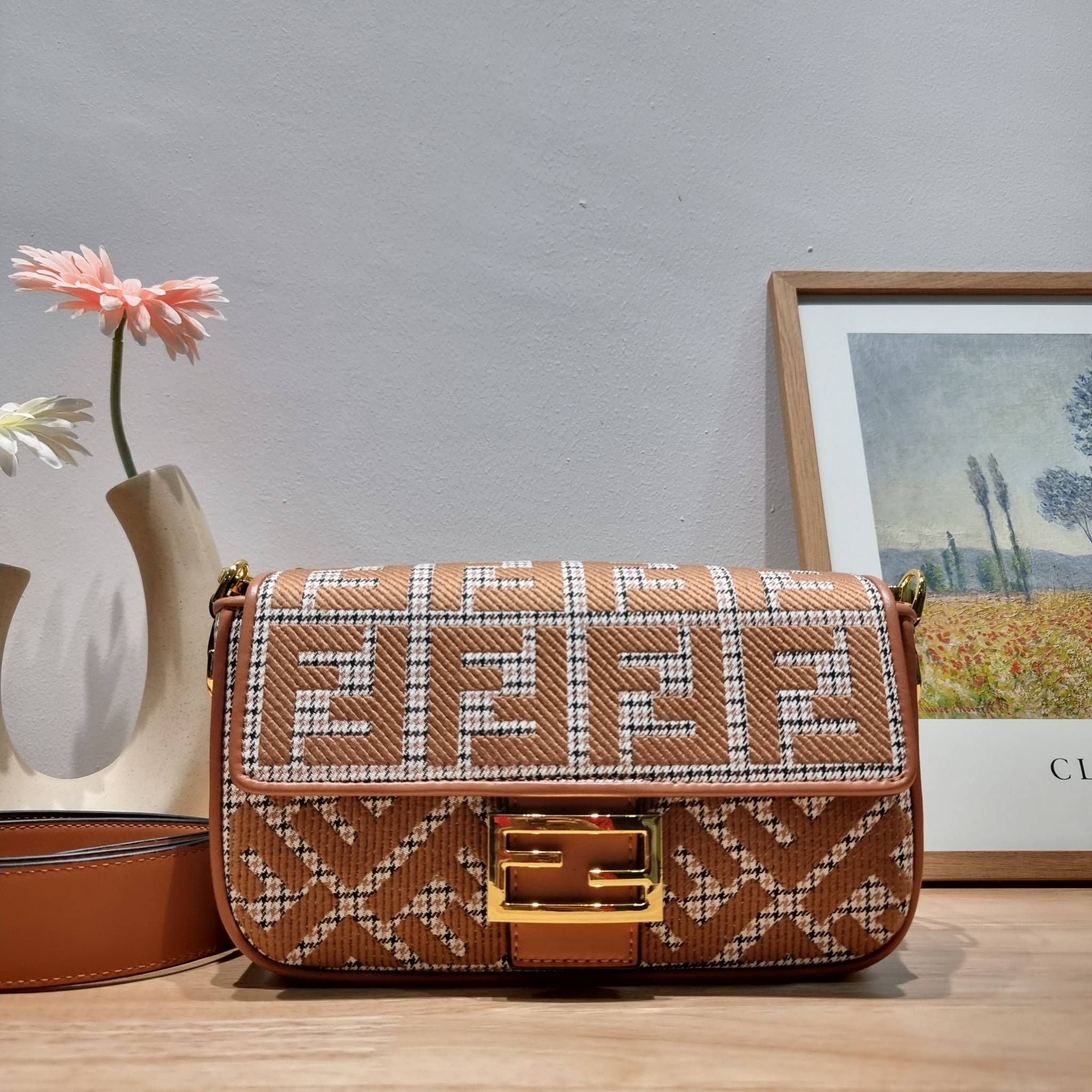 FENDI BAGUETTE MONOGRAM PRINT SHOULDER BAG / FENDI Baguette Brown houndstooth wool bag with FF embroidery อีกหนึ่งรุ่นใหม่ ปังไม่ไหวจ้าแม่!! กระเป๋าสะพายทรงแบคเกตต์ ดีไซน์ลวดลายรอบใบ มี texture โดดเด่นน่าใช้ ดูหรูและคลาสสิค