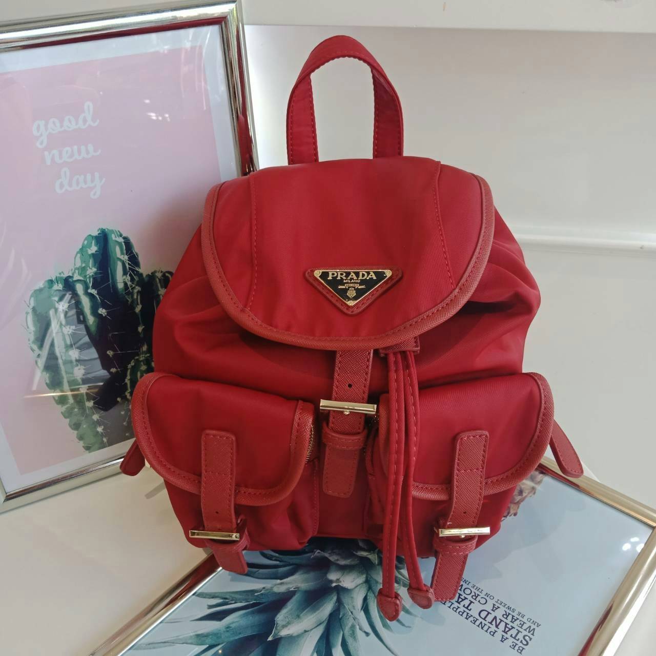 PRADA MINI BACKPACK with chain กระเป๋าเป้ size mini premium gift จากแบรนด์ Prada ขนาดกำละงน่ารัก ปรับสะพายได้หลายทรง วัสดุ nylon เปิดปิดด้วยกระดุมแม่เหล็ก ด้านหน้ามีช่องเล็ก น้ำหนักเบา ภายในมีช่องเล็ก และช่องซิป จุได้เยอะ ซับได้ 100& polyester มีหูหิ้วจับ