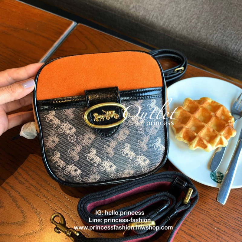 COACH KAT CAMERA BAG WITH HORSE AND CARRIAGE PRINT กระเป๋าสะพายข้าง crossbody, size mini กำลังน่ารัก วัสดุหนังแท้ + หนังกลับ สวยหรู classic ลงตัว ด้านหน้า ประดับ logo brand มีช่องเล็ก ช่องหลักเปิดปิดด้วยซิป ใส่ wallet สั้น มือถือ size ปกติ และของใช้จุกจิก