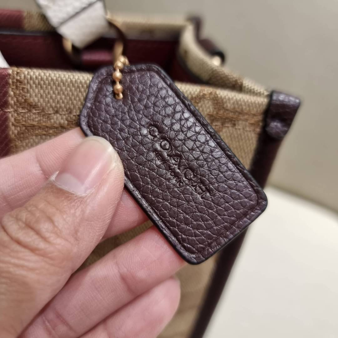 COACH C8406 DEMPSEY TOTE 22 IN SIGNATURE JACQUARD WITH STRIPE AND COACH PATCH คอลเลคชั่นใหม่ พร้อมส่งสีใหม่สุดปัง สวยคม ละมุนและมีความหรูในตัว กับกระเป๋าทรงโท้ท ไซส์กำลังสวย น่ารักน่าใช้ ฟังก์ชั่นการใช้งานสะดวกที่สุด มีทั้งสายคล้องในตัว และสายครอสบอดี้ วั