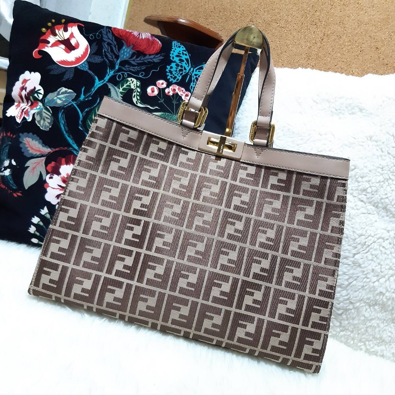 พรีเมี่ยมกิ๊ฟแท้ 100% 】FENDI NEW TOTE GIFT BAG กระเป๋าถือ/สะพายไหล่ น้ำหนักเบา ทรงสวย หรู ดูแพงเกินเบอร์!!