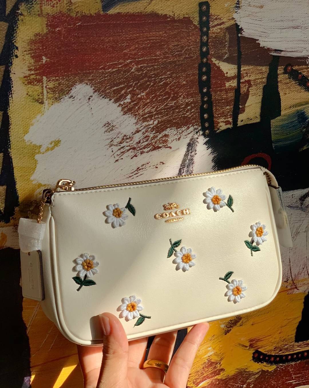 สวยจริงๆจ้าา🌸 COACH NOLITA DAISY BAG ((3356)) พร้อมส่งทันทีค่ะ! กระเป๋าหิ้ว//คล้องไหล่ หนังแท้เรียบสวย 🌸จุดเด่นด้านหน้าปักดอก Daisy แบบ3D นูนขึ้นมาสวยงามสะดุดดตามากๆค่ะ