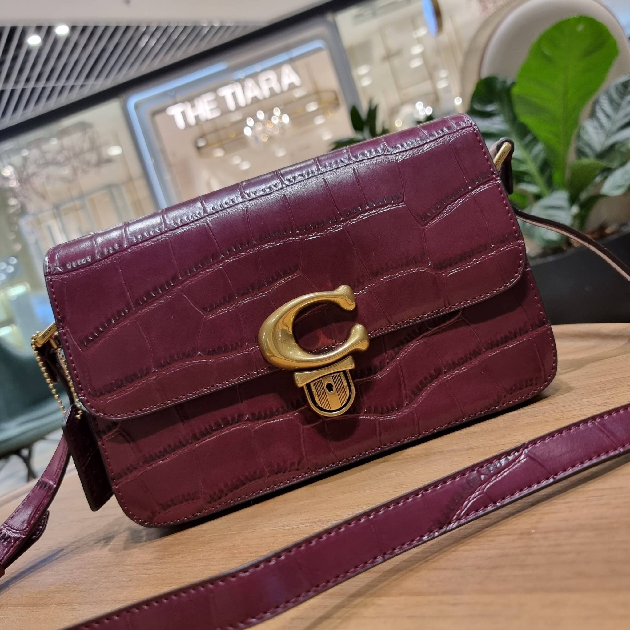 OUTLET 】COACH STUDIO SHOULDER BAG IN SIGNATURE CANVAS (C6639 C6640) สีใหม่รับความเฮง กับคอลเลคชั่นใหม่สุดอีกหนึ่ง!! มาแบบเลิศๆหรูๆมากแม่ กระเป๋าสะพายข้างลุคไฮน์ ที่ดีไซน์ออกมาได้ปัง และดูแพงมากๆ ด้วยดีเทลคลาสสิคผสานความเป็นเอกลักษณ์ เรียบง่ายแต่แฝงความมีด