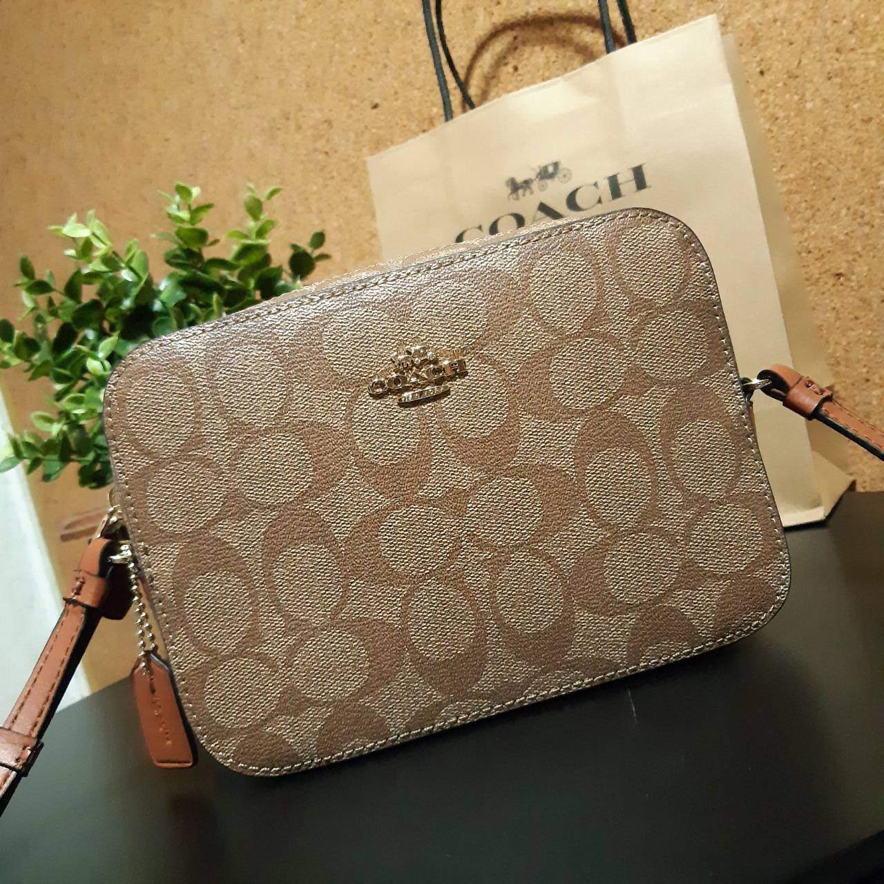 COACH 91677 MINI CAMERA BAG IN SIGNATURE CANVAS ขายดีที่สุด!! กระเป๋าสะพายข้างไซส์มินิ คลาสสิคอยู่ทรง อะไหล่ทองตัดดูหรู วัสดุหนังแคนวาสเคลือบลาย เปิด-ปิดด้วยซิป สายสะพายปรับได้ตามตัว ใบนี้แมทช์ได้ทุกลุค ใช้เป็น everyday bag ได้สบายๆเลยจ้า