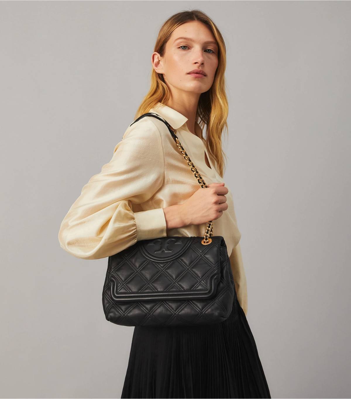 TORY BURCH FLEMING SOFT CONVERTIBLE SHOULDER BAG รุ่นหายากที่สาวๆตามหา มาพร้อมเสิร์ฟความสวยถึงบ้านไปเลยจ้า รอบนี้คัดสีสวยๆมาให้ได้ช้อปกันอย่างจุใจไปเลย กระเป๋าสะพายไหล่ หนังแท้นิ่มเต็มใบ สวยหรูดูแพง เปิด-ปิดด้วยตัวกดล็อคแน่นหนา สายสะพายในตัวปรับใช้ได้ 2 แ