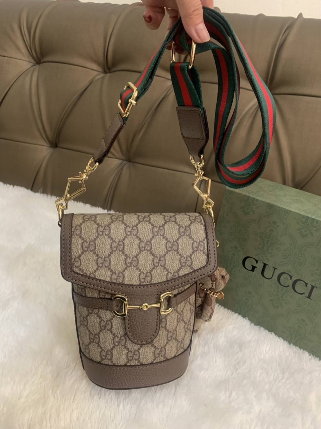 กระเป๋าสะพาย กระเป๋าใส่โทรศัพท์ งานแฟชั่นคลาสสิก Gucci Gag VIP GIFT WITH PURCHASE (GWP) พรีเมี่ยมกิ้ฟ Limited Edition รูปทรงถัง วัสดุcalfskin อะไหล่ทอง ลวดลายชิกเนเจอร์ โมโนแกรม GG เพิ่มความน่ารักด้วยพวงกุญแจเข้าชุดตุ๊กตาห้อยข้าง น่ารักมากมาย มาพร้อมสายสะ
