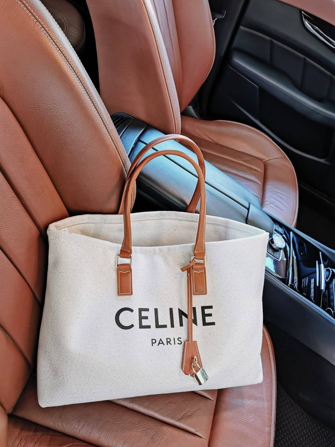 พรีเมี่ยมกิ๊ฟแท้ 100% 】CELINE PHANTOM TOTE BAG VIP GIFT WITH PURCHASE (GWP) พรีเมี่ยมกิ๊ฟ Limited Edition จาก CELINE PERFUME DUTYFREE COUNTER วัสดุ Canvas & Grained cowhide ดีไซน์ทรง Shopping ขนาดใหญ่กำลังดี เนื้อหนาแข็งแรง น้ำหนักเบา