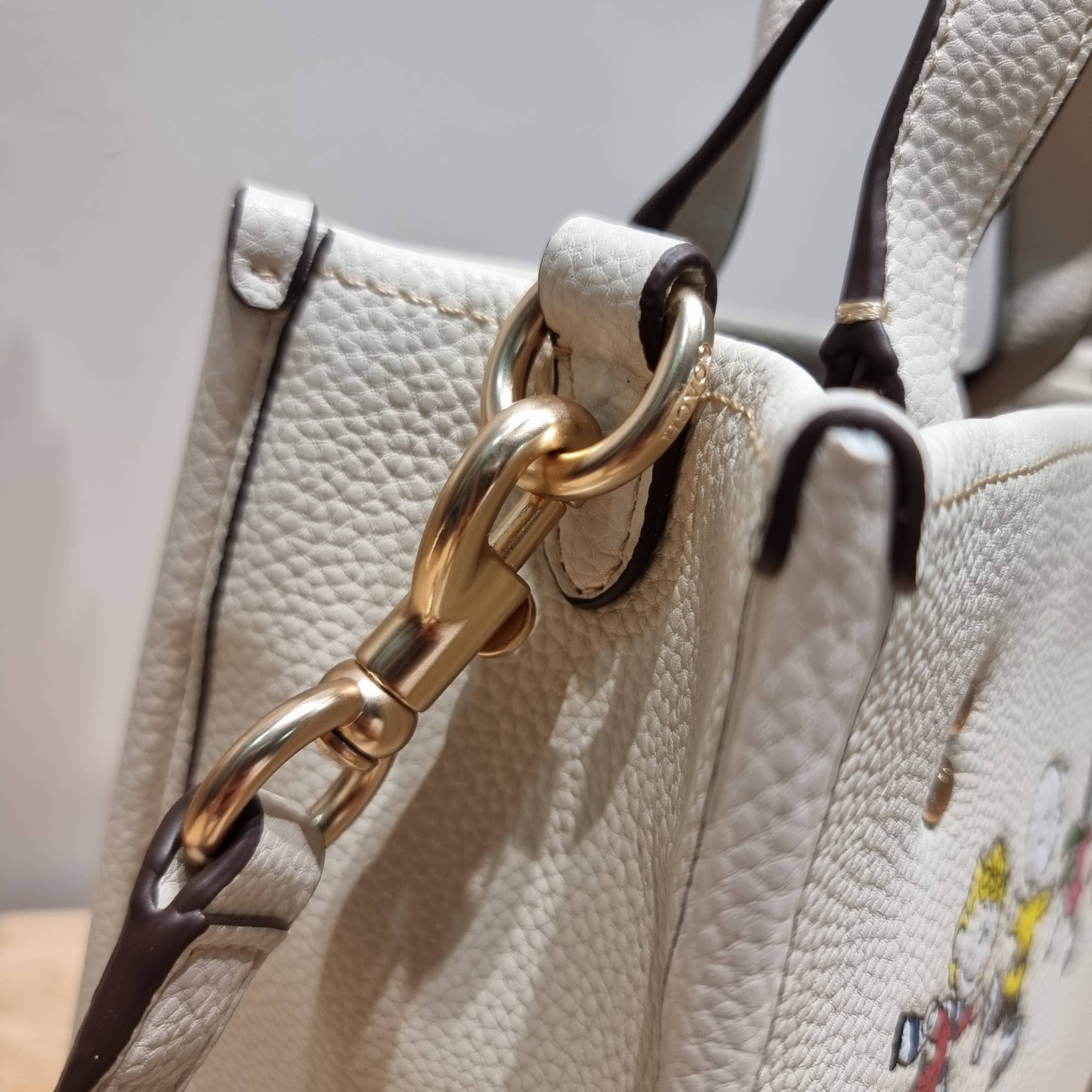 Coach X Peanuts Dempsey Tote 22 With Snoopy And Friends Motif CE850 คอลเลคชั่นใหม่ น้องน่ารักเกินต้านไปมาก!! กับกระเป๋าทรงโท้ท ไซส์กำลังสวย ดีไซน์ ลายการ์ตูนยอดฮิต ที่ใครๆก็ต้องรู้จัก พิมพ์คมชัดลงบนหนัง pepble ผิวสัมน่าใช้ ปากกระเป๋ามีกระดุมแม่เหล็กปิดกัน
