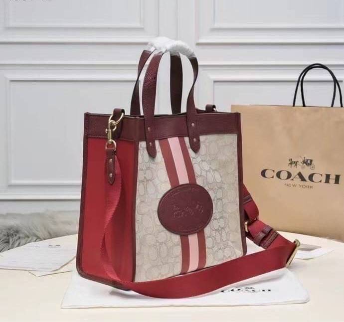 OUTLET 】COACH DEMPSEY TOTE IN SIGNATURE JACQUARD COACH C1917 Dempsey Field Tote คอลเลคชั่นใหม่ เอาใจสายคุณหนู กระเป๋าทรงโท้ท ไซส์กำลังสวย น่ารักน่าใช้มากๆ ฟังก์ชั่นการใช้งานสะดวกที่สุด มีทั้งสายคล้องในตัว และสายครอสบอดี้ วัสดุผ้า jacquard สลับหนัง pepble 