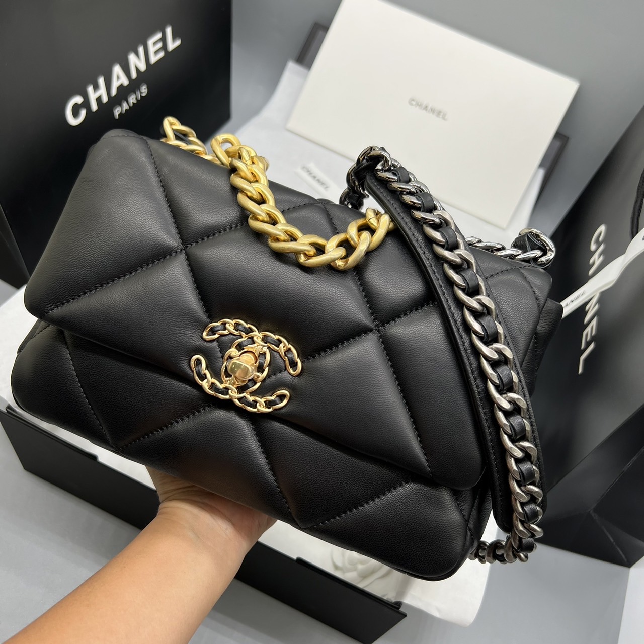 CHANEL 19 HANDBAG กระเป๋าสะพายดีไซส์คลาสสิคหนังแท้นิ่มเงาสวย เกรดออริ ท็อป สลับแท้ 1:1 เกรดดีสุด ผ่านทุก ตม ใช้งานต่างประเทศได้