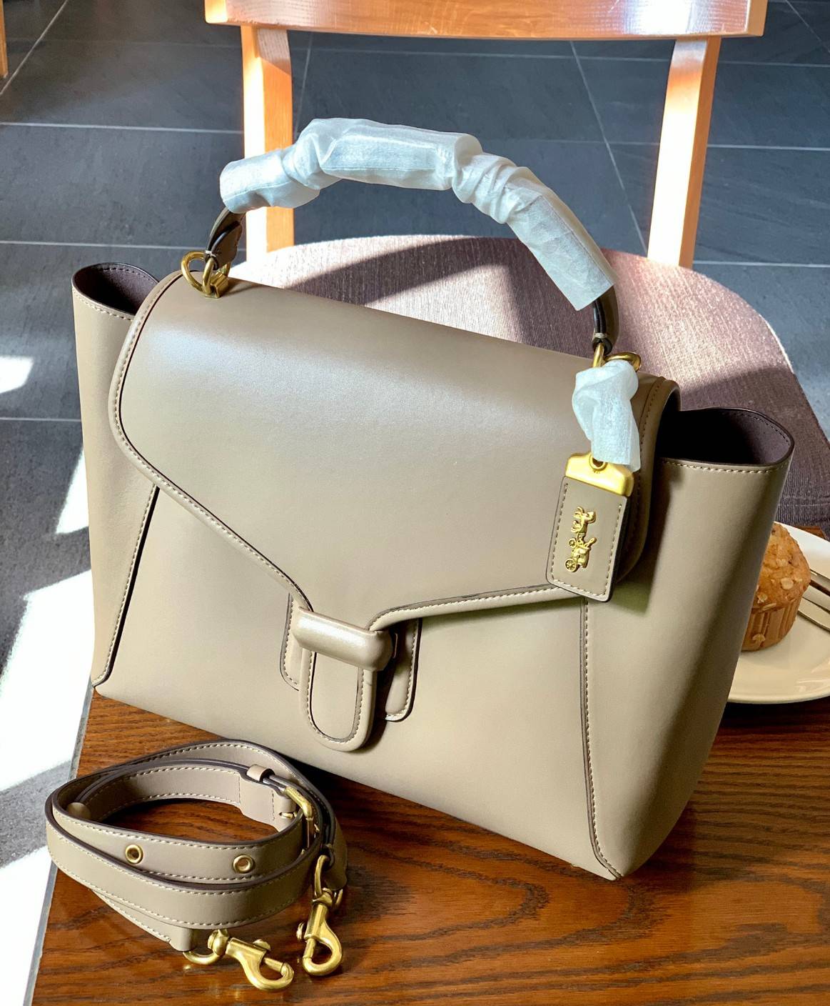 COACH COURIER CARRYALL 23 IN COLORBLOCK SIGNATURE CANVAS พร้อมส่ง 7 แบบ พร้อมส่ง ลุคดูไฮสุดๆค่ะ! กระเป๋าสะพายหนังหรูหราและคลาสสิค หนังแท้ชั้นดีที่สุด น้ำหนักเบา หนังสวยมากก สัมผัสแล้วหลงรักแน่นอนจ้าา😘