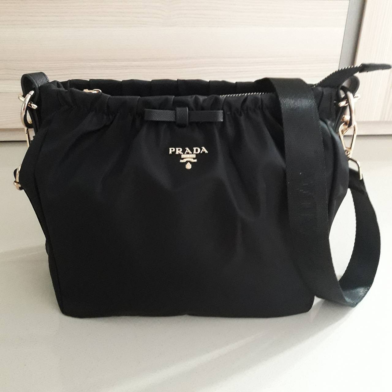 อีกหนึ่งรุ่นขายดีคะ! งานพรีเมี่ยมกิ้ฟ Prada nylon รุ่น Limited edition มาละค้า กระเป๋าทรงสวย จับจีบปากกระเป๋า ดีมาก วัสดุผ้าNyonกันน้ำ ตามแบบฉบับแบรนด์ เปิด/ปิดด้วยซิป ภายในเย็บติดป้ายหนังแบรนด์ มีช่องซิปเล็ก1 สามารถใส่ของจุกกจิกได้ สามารถใส่IPad mimiได้ 