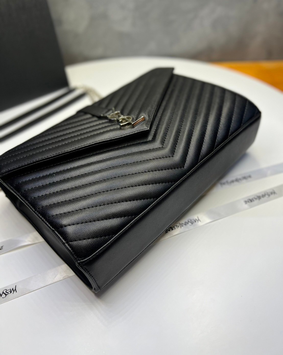 หนังแท้ YSL college large chain bag in quilted leather 30cm กระเป๋าสะพายใบใหญ่ ดีไซน์ทรงสวยหรู ตอบโจทย์ได้ทุกสไตล์ ภาพสินค้าถ่ายจากงานขายจริง ใช้งานต่างประเทศได้