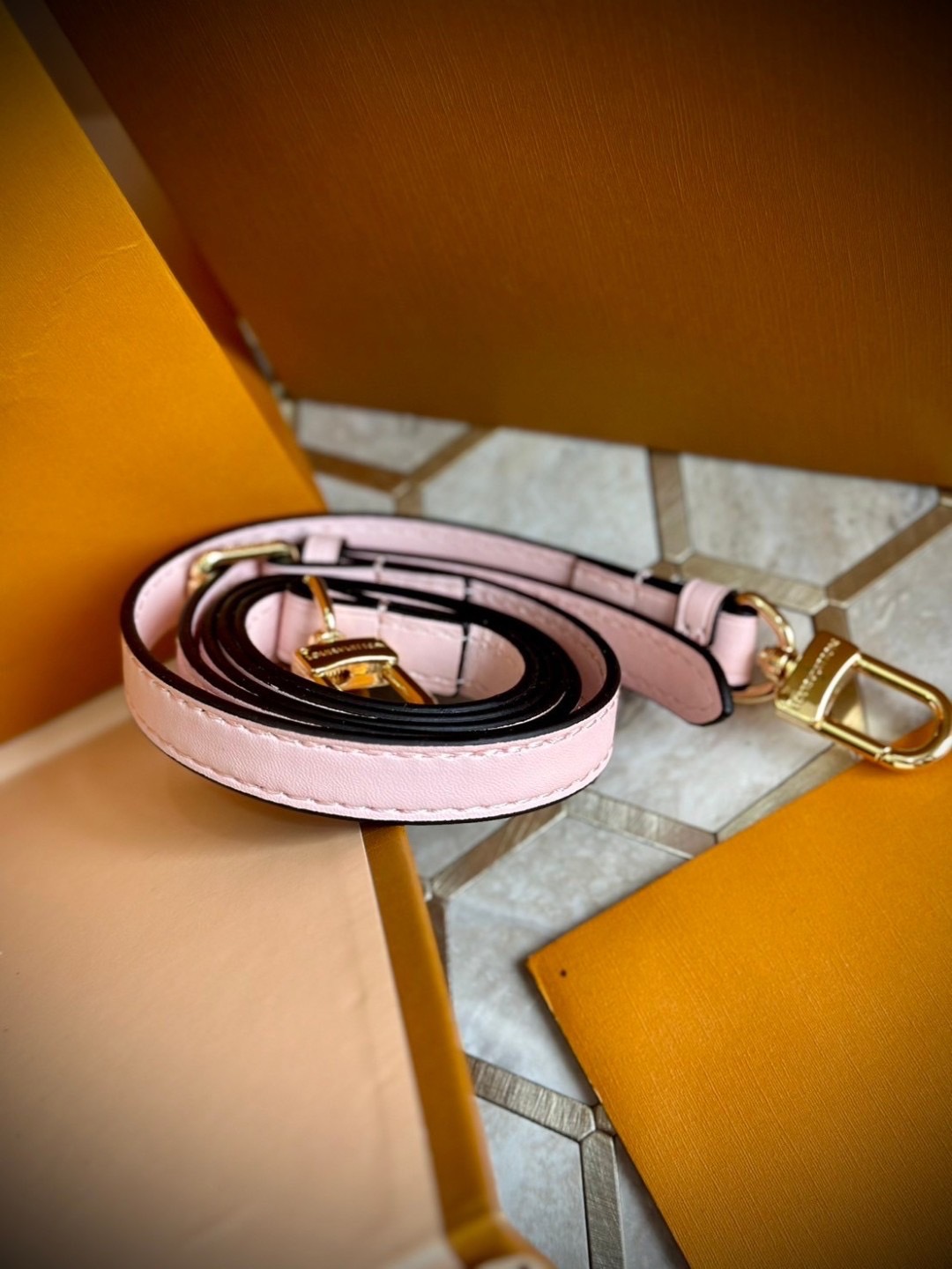 พร้อมส่ง 3 สี LV Bloom Pouch Monogram Flower coated canvas / Rose Jasmine / Banana / Denim กระเป๋าสะพายรุ่นใหม่ โดดเด่นด้วยรูปทรงทันสมัย Monogram Flower