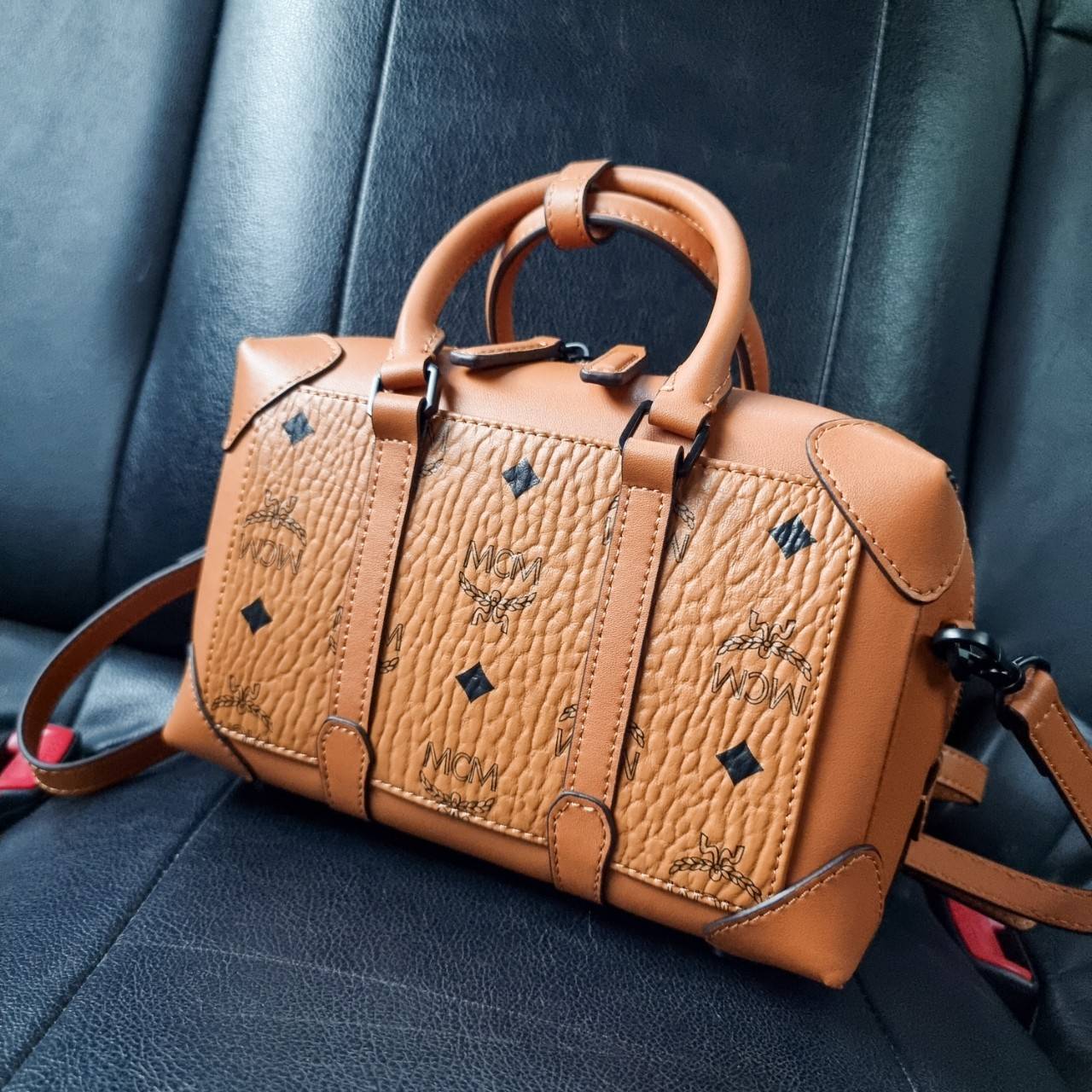 M.C.M SMALL E/W SOFT BERLIN CROSSBODY IN VISETOS ไอเท็มใหม่ในดีไซน์ทรงกระเป๋าเดินทางแบบคลาสสิค ย่อส่วนมาให้ใช้งานได้แบบสบายๆ พกพาสะดวก แมทช์ได้ทุกสไตล์ ใช้ได้แบบ unisex ใช้งานง่ายด้วยหูจับในตัว และซิปหลัก อะไหล่สีดำดูมีมิติตัดกับสีน้ำตาลคอนยัคได้เป็นอย่าง