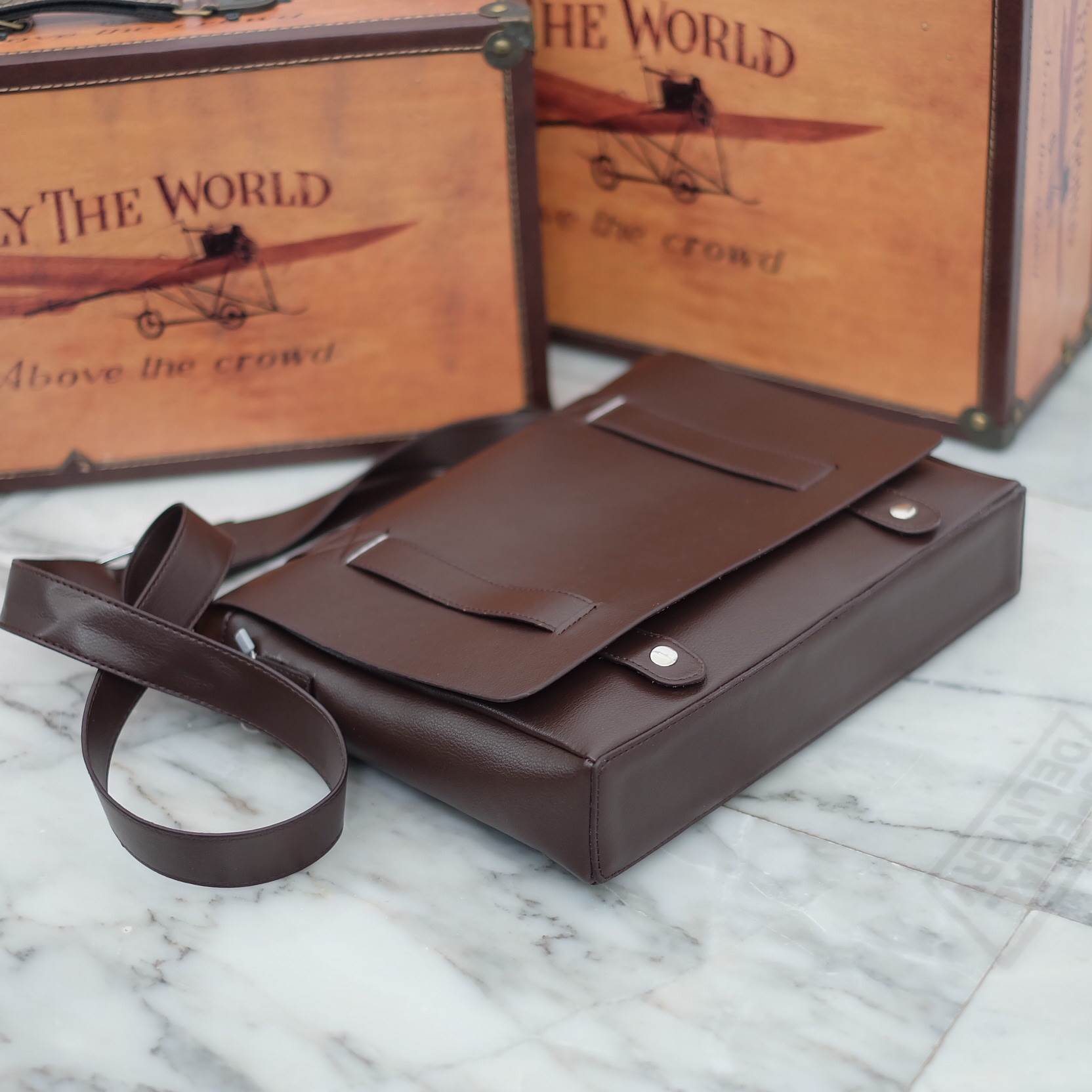 เอาใจหนุ่มๆบ้างค่า สำหรับ messenger bag หนังดี มากๆเลยน้า ลายหนังชัดสวย ใบนี้จากแบรนด์ ZARA MEN ตัวกระเป๋าขนาดกำลังดีเลยคะ สีน้ำตาลเข้มสวยมาก คลาสสิคสุดๆ มีช่องแบ่งเก็บของหลายช่องเป็นสัดส่วนมากๆคะ น้ำหนักเบา จุของคุ้ม สายยาว ปรับได้ free size สามารถสะพาย 