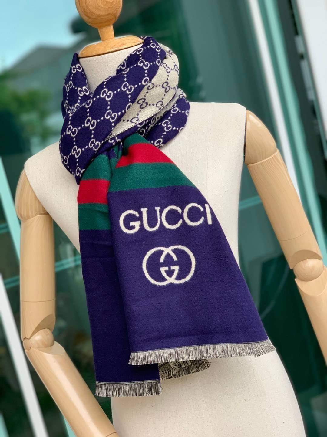 Gucci Pattern Logo Cashmere Shawl Scarf แบรนด์ดังจากประเทศอิตาลี ด้วยงานพรีเมี่ยมกิ้ฟ ส่งมอบความรู้สึกดีๆให้กับคนที่คุณรัก ในรูปแบบผ้าพันคอและผ้าคลุมไหล่ผืนใหญ่สีสันไม่ฉูดฉาด เหมาะกับชุดที่เป็นทางการหรือลำลองก็ได้ เป็นผ้าที่ให้ความอบอุ่น ถักทอด้วยผ้าcashm