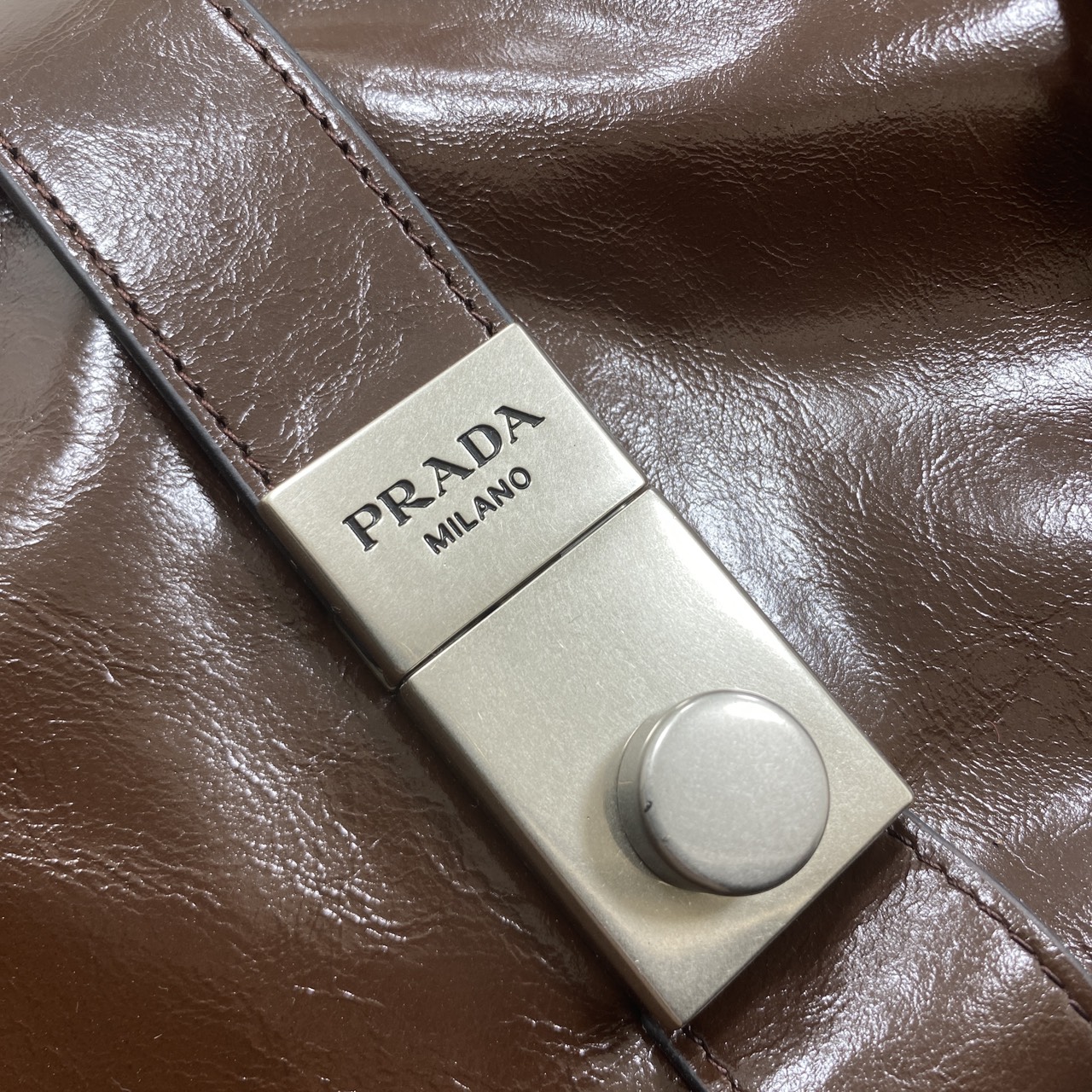 TOP ORI หนังแท้ | เกรดดีสุด PRADA Medium leather tote bag / pradahobo กระเป๋าสะพายทรงโฮโบ คลาสสิคหนังเงาสวยหรูดูแพง ใบใหญ่กำลังดี ดีไซน์ใหม่ล่าสุด ภายในโล่งกว้าง จุของได้สบายๆ