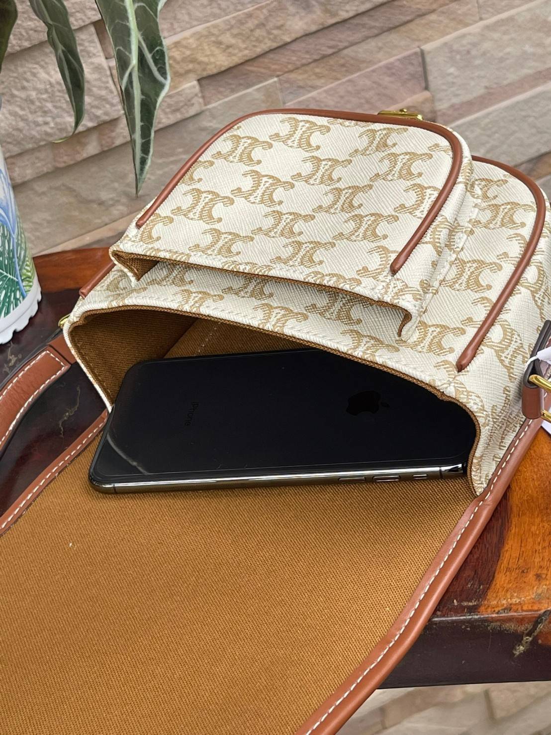 CELINE MEDIUM FOLCO BAG IN TRIOMPHE CANVAS หากใครที่กำลังมองหากระเป๋าสะพายข้าง ขนาดกะทัดรัด และเรียบหรู ต้องใบนี้เลยค่ะ เป็นกระเป๋าเปิดปิดแบบแบบฝาผับที่มีรูปทรงโค้งและที่ล็อกรูปทรงคล้ายเข็มขัด อีกทั้งยังสะท้อนความสวยสไตล์สาวปารีสได้อีกด้วย ด้านในของรุ่นนี