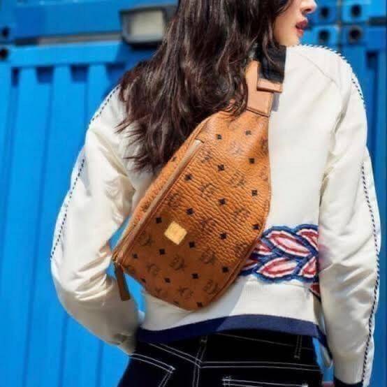 M.C.M STARK BELT BAG IN VISETOS รุ่นยอดฮิต!! หนุ่มๆสาวๆใช้ได้ไม่มีเบื่อ!! 🎉⭐️⚡️🛎 กระเป๋าคาดอกรุ่นขายดี ลายวิเซโต้เอกลักษณ์ ทั้งสปอร์ตและดูหรูในตัว ใช้งานง่าย ได้ทุกลุค วัสดุหนังแคนวาสคุณภาพดี มีช่องซิปหลัก และซิปรอง ภายในเป็นช่องโล่