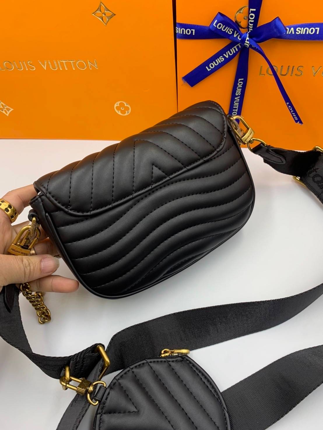 VIP GIFT 】LOUIS VUITTON NEW WAVE MULTI-POCHETTE (4colors)